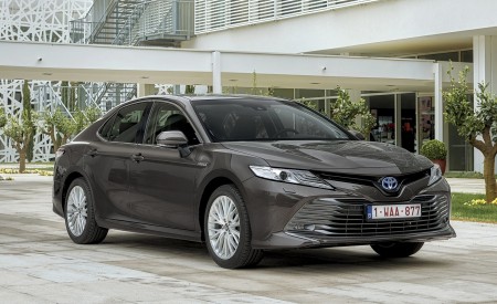 2019 Toyota Camry Hybrid (Euro-Spec) Front Three-Quarter Wallpapers 450x275 (50)