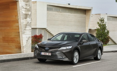 2019 Toyota Camry Hybrid (Euro-Spec) Front Three-Quarter Wallpapers 450x275 (43)