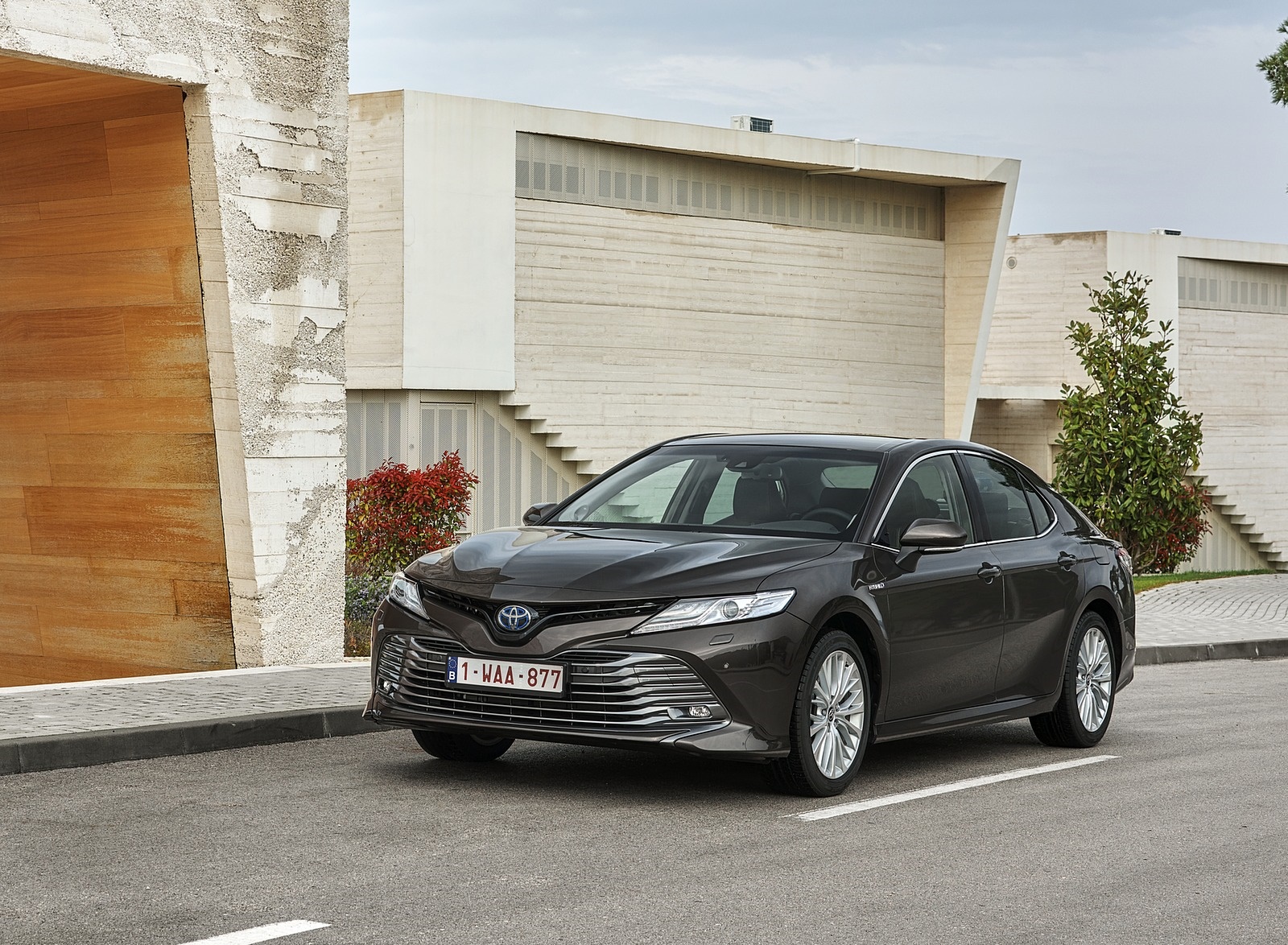 2019 Toyota Camry Hybrid (Euro-Spec) Front Three-Quarter Wallpapers #43 of 92