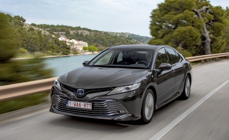 2019 Toyota Camry Hybrid (Euro-Spec) Front Three-Quarter Wallpapers 450x275 (26)