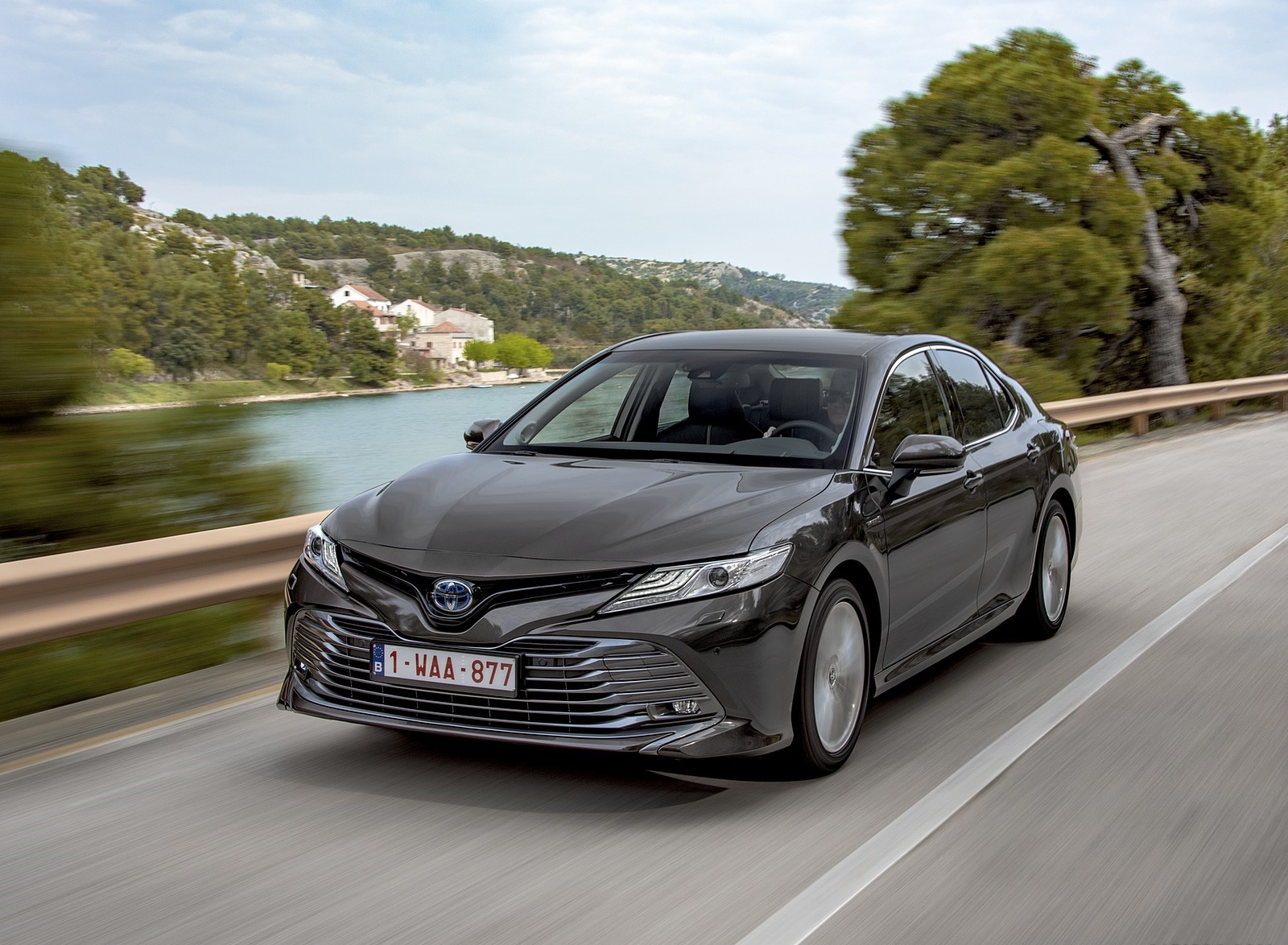 2019 Toyota Camry Hybrid (Euro-Spec) Front Three-Quarter Wallpapers #26 of 92