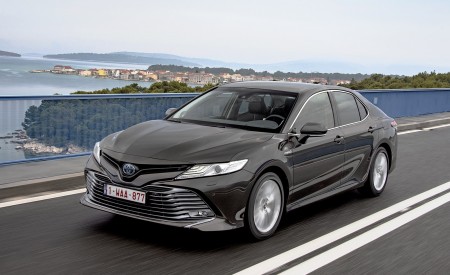 2019 Toyota Camry Hybrid (Euro-Spec) Front Three-Quarter Wallpapers 450x275 (14)