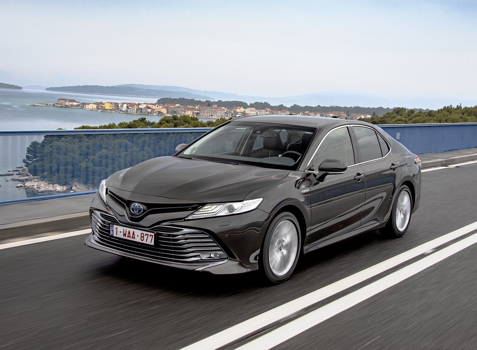 2019 Toyota Camry Hybrid (Euro-Spec) Front Three-Quarter Wallpapers #14 of 92