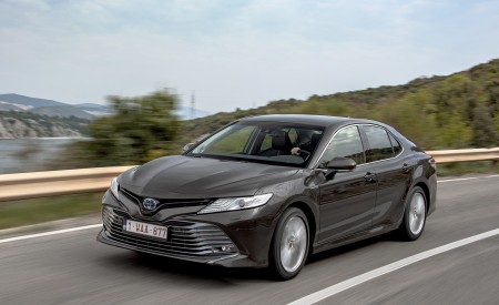 2019 Toyota Camry Hybrid (Euro-Spec) Front Three-Quarter Wallpapers 450x275 (6)