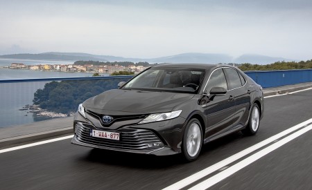 2019 Toyota Camry Hybrid (Euro-Spec) Front Three-Quarter Wallpapers 450x275 (15)
