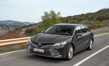 2019 Toyota Camry Hybrid (Euro-Spec) Front Three-Quarter Wallpapers 450x275 (7)