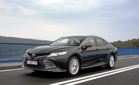 2019 Toyota Camry Hybrid (Euro-Spec) Front Three-Quarter Wallpapers 450x275 (16)
