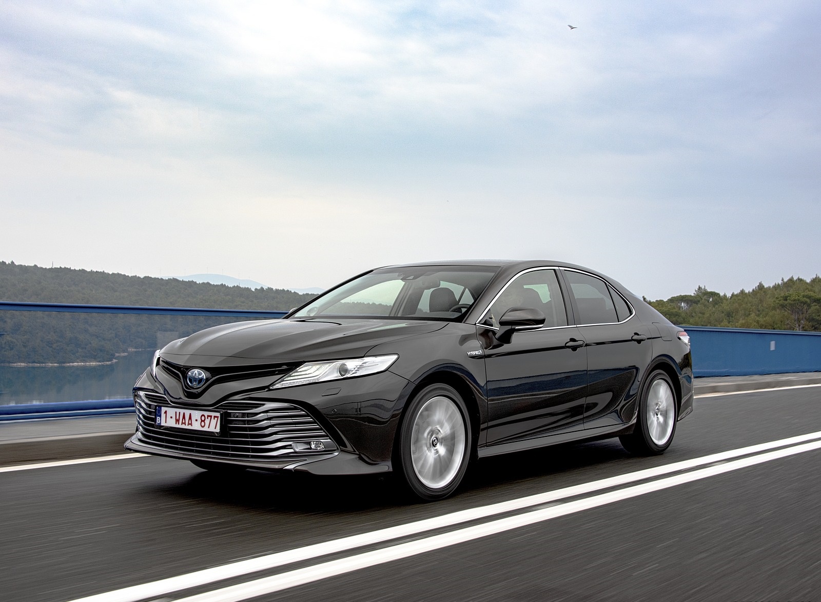 2019 Toyota Camry Hybrid (Euro-Spec) Front Three-Quarter Wallpapers #16 of 92