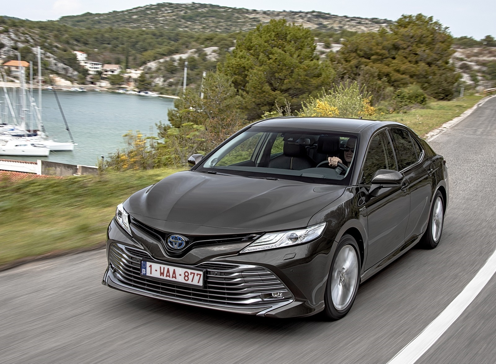 2019 Toyota Camry Hybrid (Euro-Spec) Front Three-Quarter Wallpapers #1 of 92