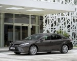 2019 Toyota Camry Hybrid (Euro-Spec) Front Three-Quarter Wallpapers 150x120 (51)