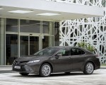 2019 Toyota Camry Hybrid (Euro-Spec) Front Three-Quarter Wallpapers 150x120