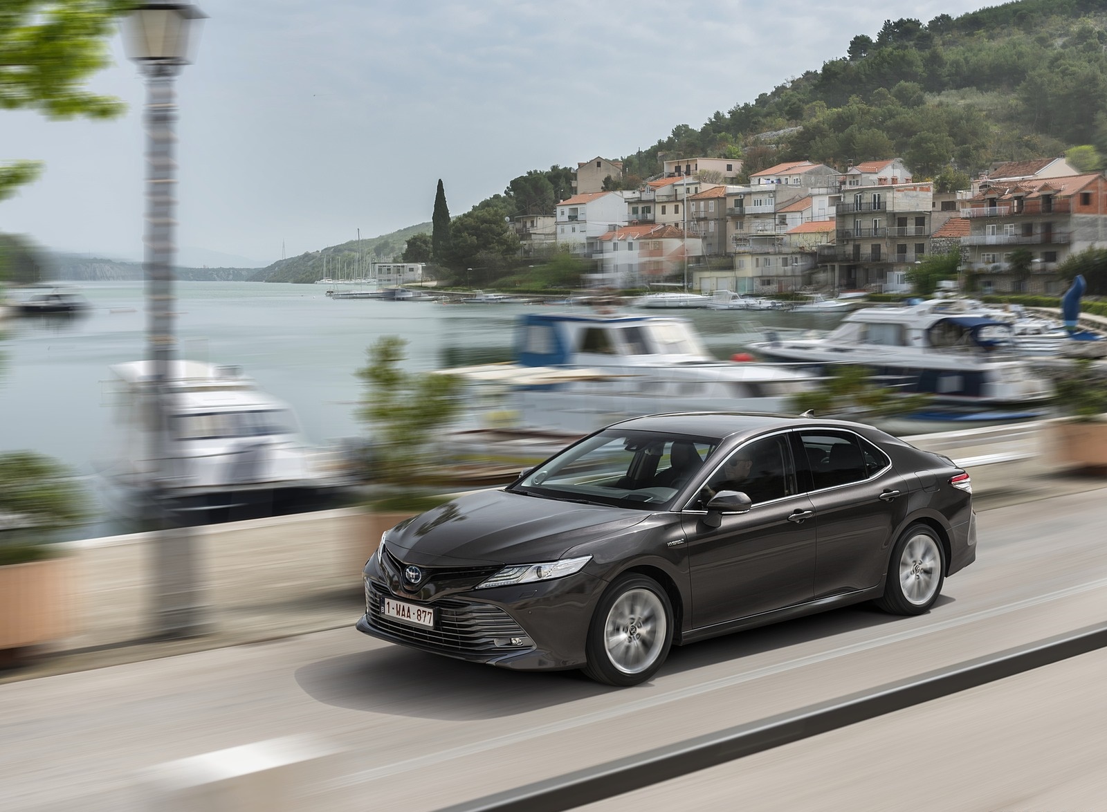 2019 Toyota Camry Hybrid (Euro-Spec) Front Three-Quarter Wallpapers #36 of 92