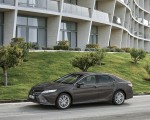 2019 Toyota Camry Hybrid (Euro-Spec) Front Three-Quarter Wallpapers 150x120