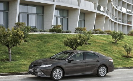 2019 Toyota Camry Hybrid (Euro-Spec) Front Three-Quarter Wallpapers 450x275 (33)