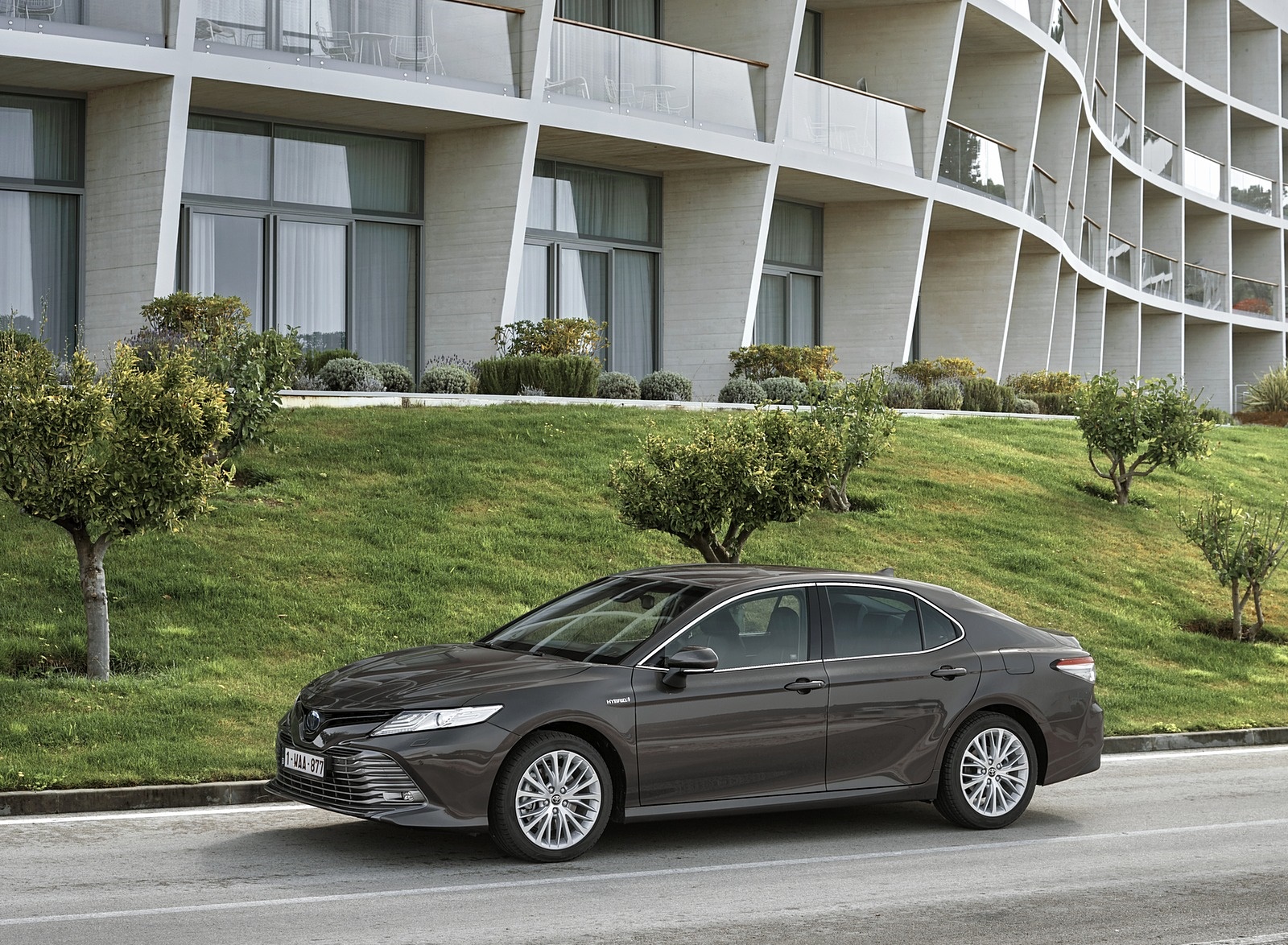 2019 Toyota Camry Hybrid (Euro-Spec) Front Three-Quarter Wallpapers #33 of 92