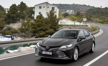 2019 Toyota Camry Hybrid (Euro-Spec) Front Three-Quarter Wallpapers 450x275 (27)