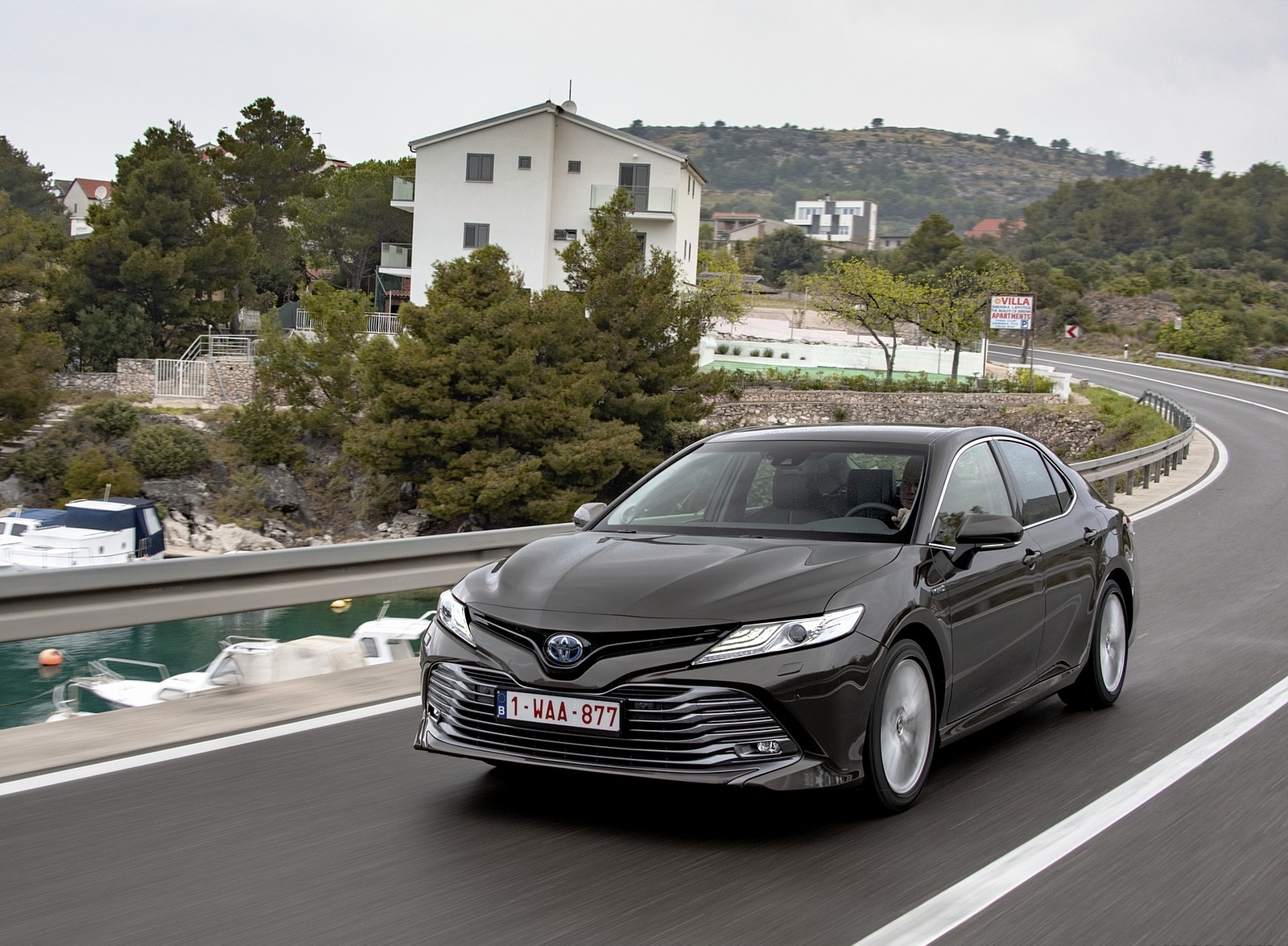 2019 Toyota Camry Hybrid (Euro-Spec) Front Three-Quarter Wallpapers #27 of 92