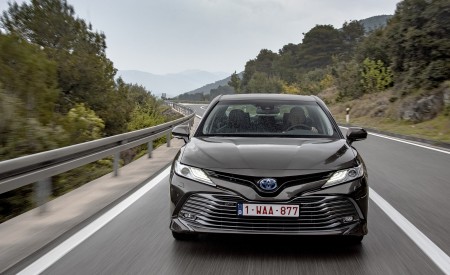 2019 Toyota Camry Hybrid (Euro-Spec) Front Three-Quarter Wallpapers 450x275 (17)