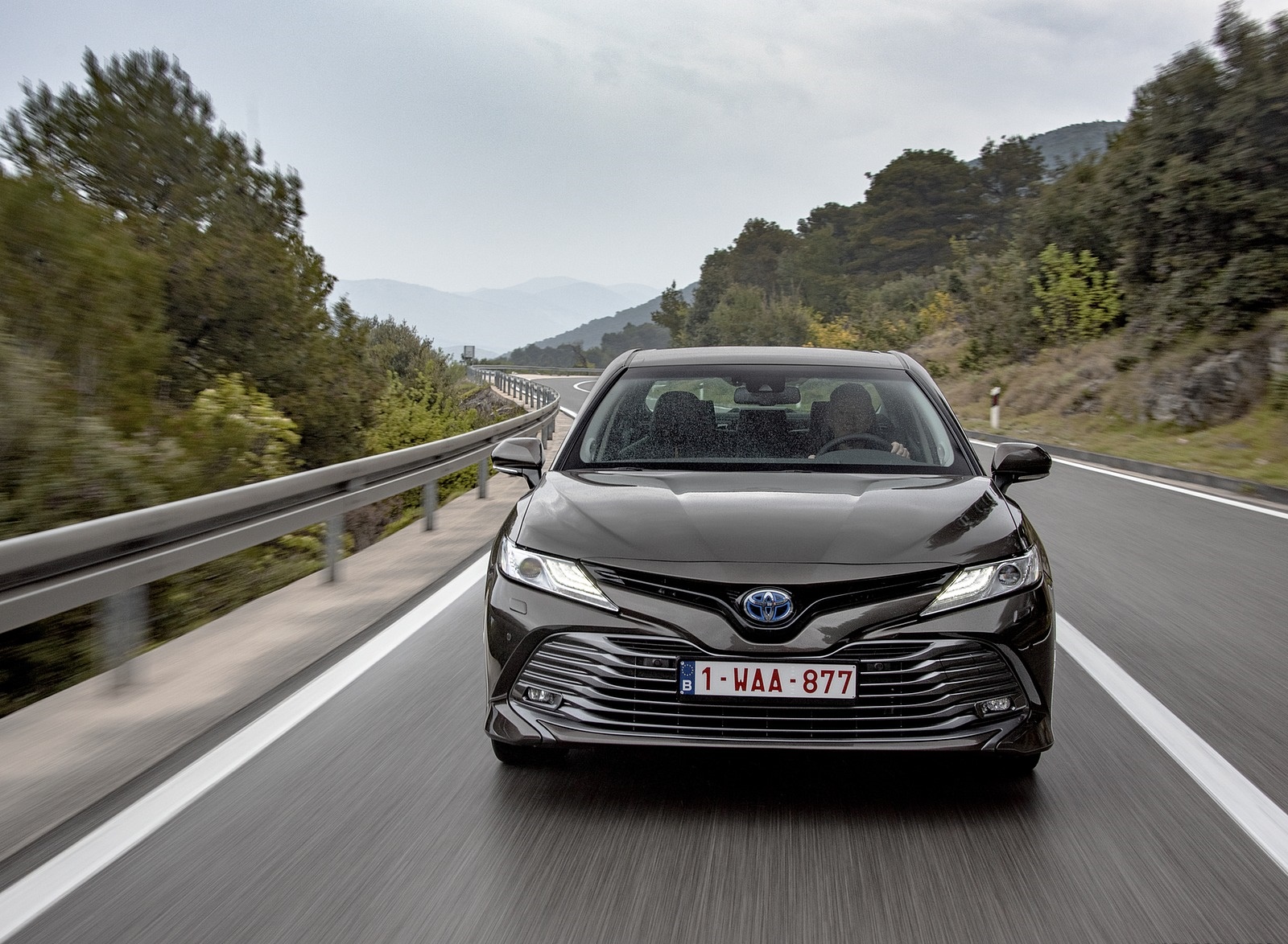 2019 Toyota Camry Hybrid (Euro-Spec) Front Three-Quarter Wallpapers #17 of 92
