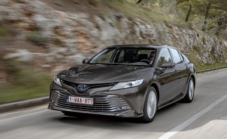 2019 Toyota Camry Hybrid (Euro-Spec) Front Three-Quarter Wallpapers 450x275 (3)