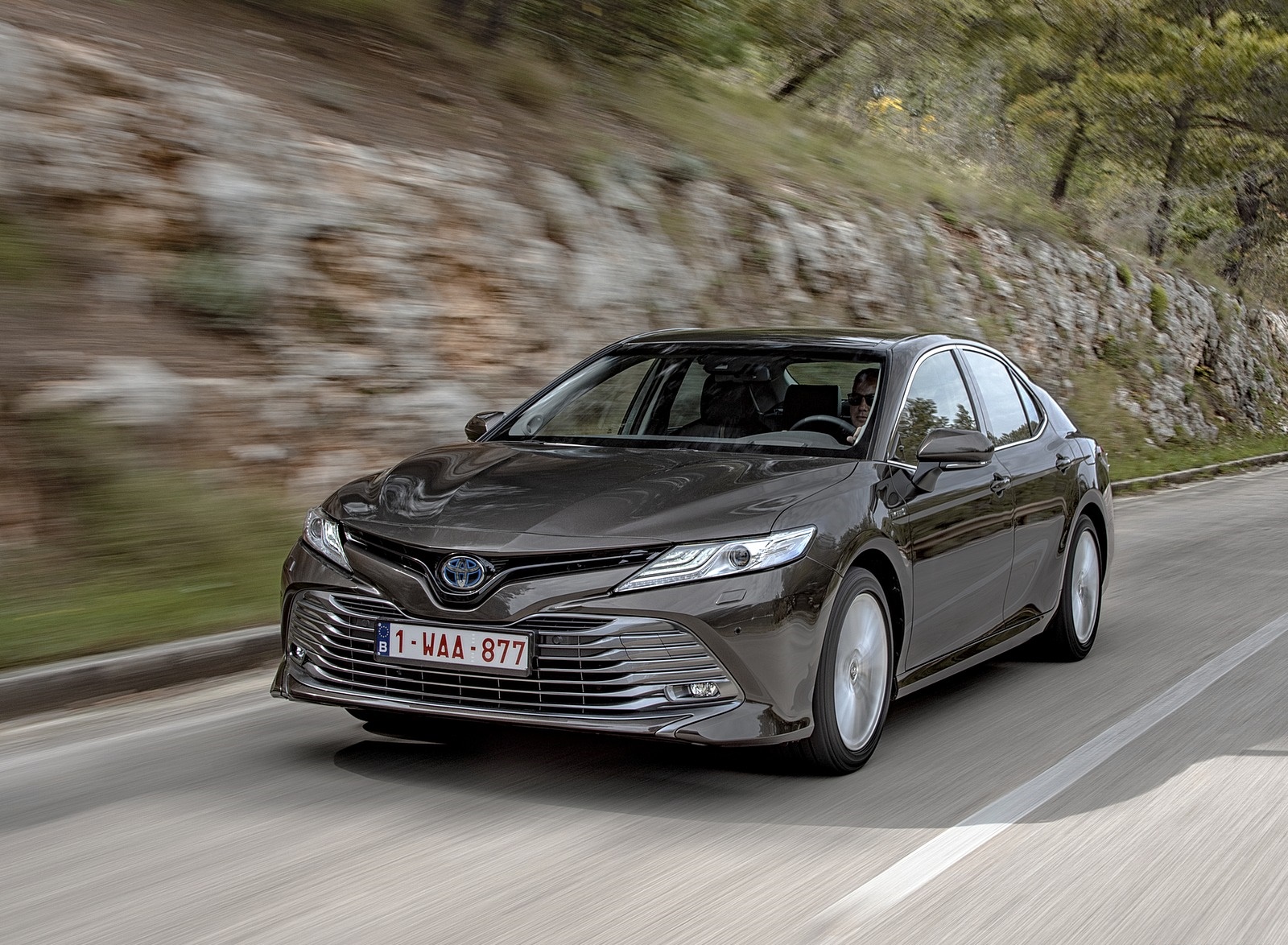 2019 Toyota Camry Hybrid (Euro-Spec) Front Three-Quarter Wallpapers (3)