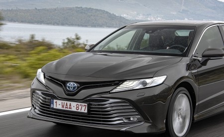 2019 Toyota Camry Hybrid (Euro-Spec) Front Wallpapers 450x275 (28)
