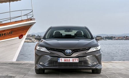 2019 Toyota Camry Hybrid (Euro-Spec) Front Wallpapers 450x275 (45)