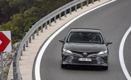 2019 Toyota Camry Hybrid (Euro-Spec) Front Wallpapers 450x275 (34)