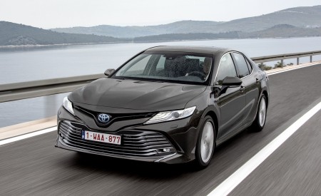 2019 Toyota Camry Hybrid (Euro-Spec) Front Wallpapers 450x275 (18)