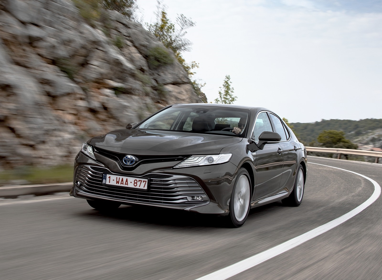 2019 Toyota Camry Hybrid (Euro-Spec) Front Wallpapers #9 of 92