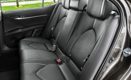 2019 Toyota Camry Hybrid (Euro-Spec) Interior Rear Seats Wallpapers 450x275 (71)