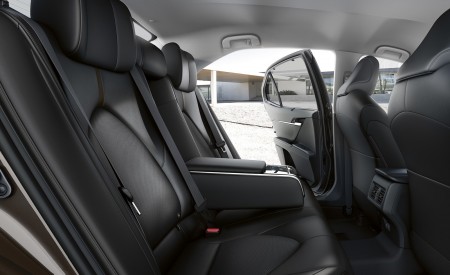 2019 Toyota Camry Hybrid (Euro-Spec) Interior Rear Seats Wallpapers 450x275 (84)