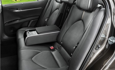 2019 Toyota Camry Hybrid (Euro-Spec) Interior Rear Seats Wallpapers 450x275 (70)