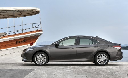 2019 Toyota Camry Hybrid (Euro-Spec) Side Wallpapers 450x275 (48)