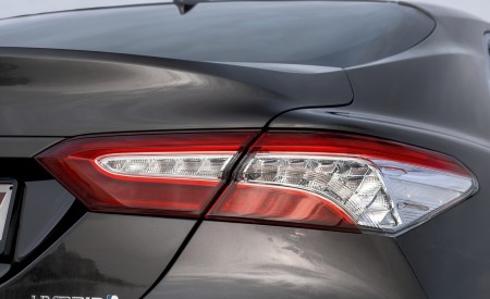 2019 Toyota Camry Hybrid (Euro-Spec) Tail Light Wallpapers 450x275 (61)