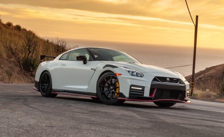 2020 Nissan GT-R NISMO Front Three-Quarter Wallpapers 450x275 (91)