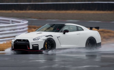2020 Nissan GT-R NISMO Front Three-Quarter Wallpapers 450x275 (65)