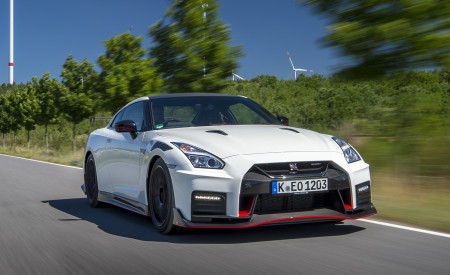 2020 Nissan GT-R NISMO Front Three-Quarter Wallpapers 450x275 (4)