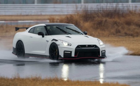 2020 Nissan GT-R NISMO Front Three-Quarter Wallpapers 450x275 (64)