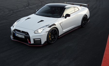 2020 Nissan GT-R NISMO Front Three-Quarter Wallpapers 450x275 (26)