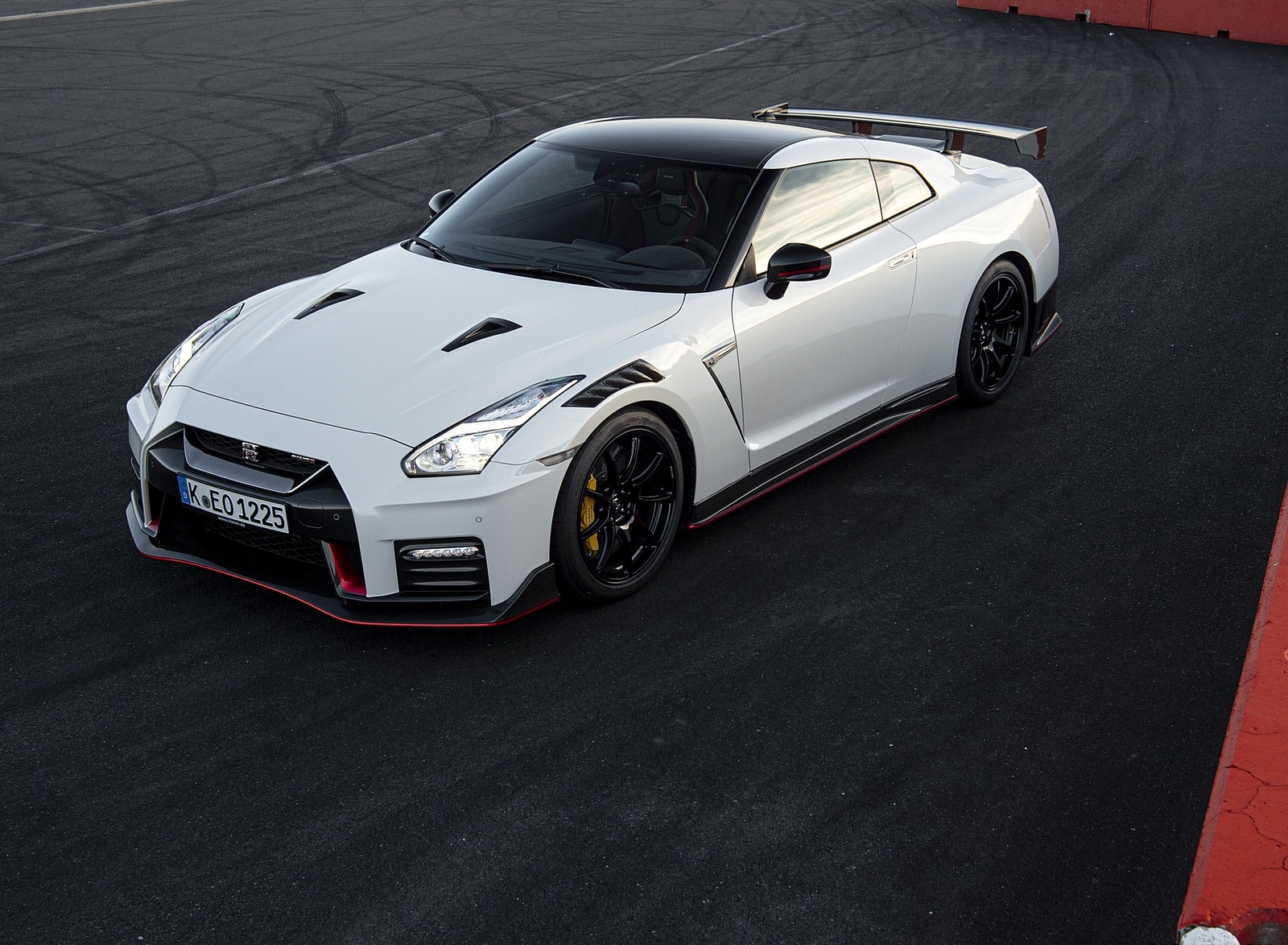 2020 Nissan GT-R NISMO Front Three-Quarter Wallpapers #26 of 118
