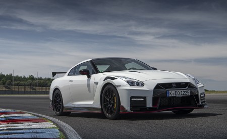 2020 Nissan GT-R NISMO Front Three-Quarter Wallpapers 450x275 (17)