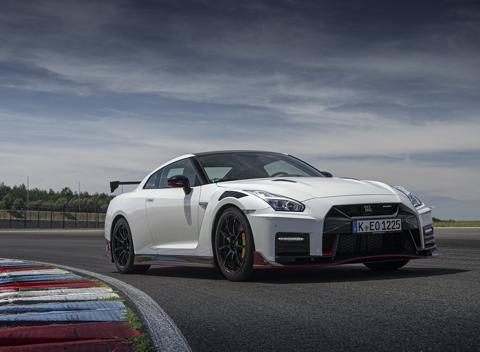 2020 Nissan GT-R NISMO Front Three-Quarter Wallpapers #17 of 118
