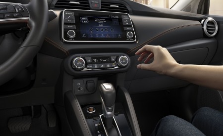 2020 Nissan Versa Central Console Wallpapers 450x275 (27)