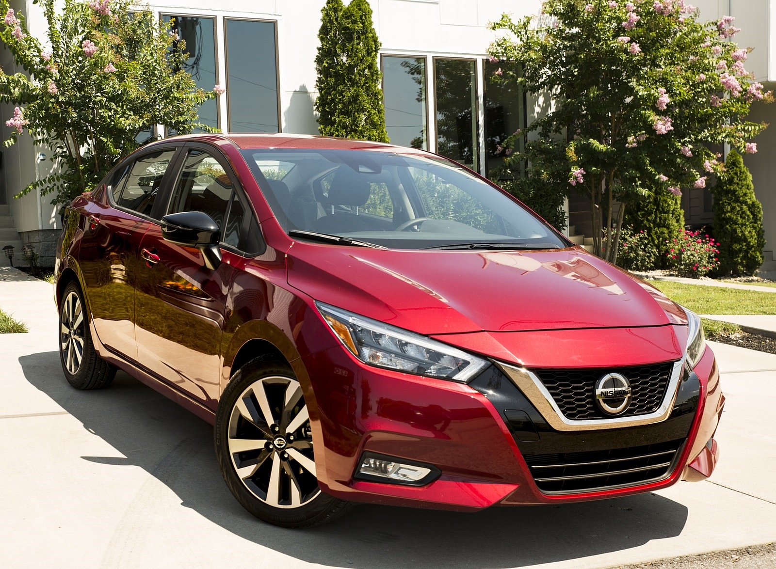 2020 Nissan Versa Front Three-Quarter Wallpapers #13 of 82