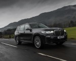 2019 BMW X7 M50d (UK-Spec) Front Three-Quarter Wallpapers 150x120 (2)