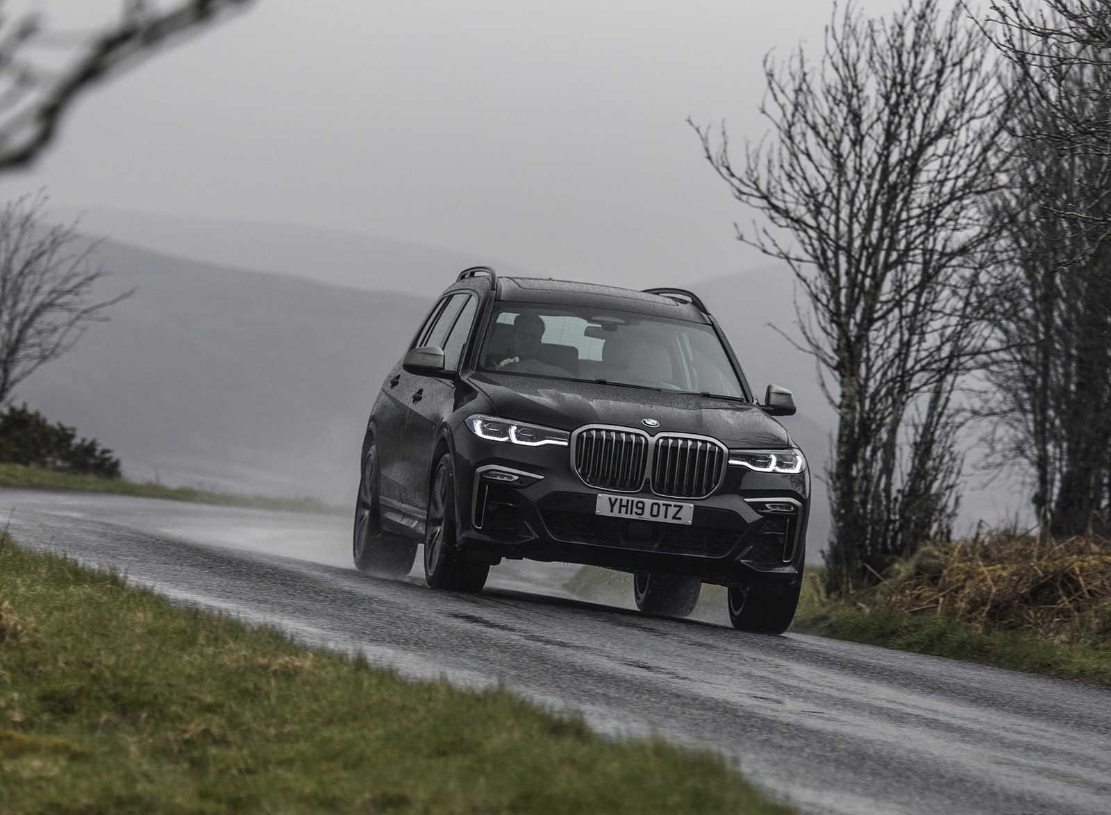 2019 BMW X7 M50d (UK-Spec) Front Wallpapers (7)