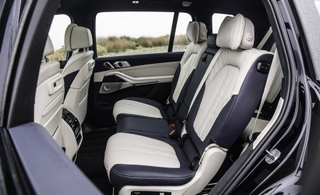 2019 BMW X7 M50d (UK-Spec) Interior Rear Seats Wallpapers 450x275 (53)