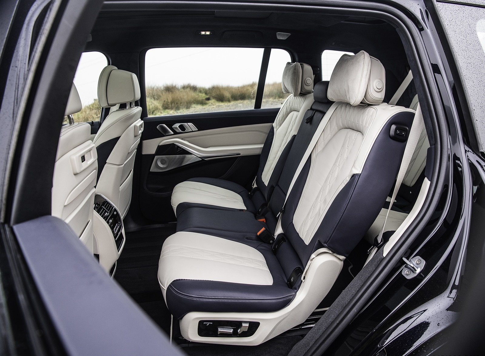 2019 BMW X7 M50d (UK-Spec) Interior Rear Seats Wallpapers #53 of 103