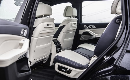 2019 BMW X7 M50d (UK-Spec) Interior Rear Seats Wallpapers 450x275 (52)